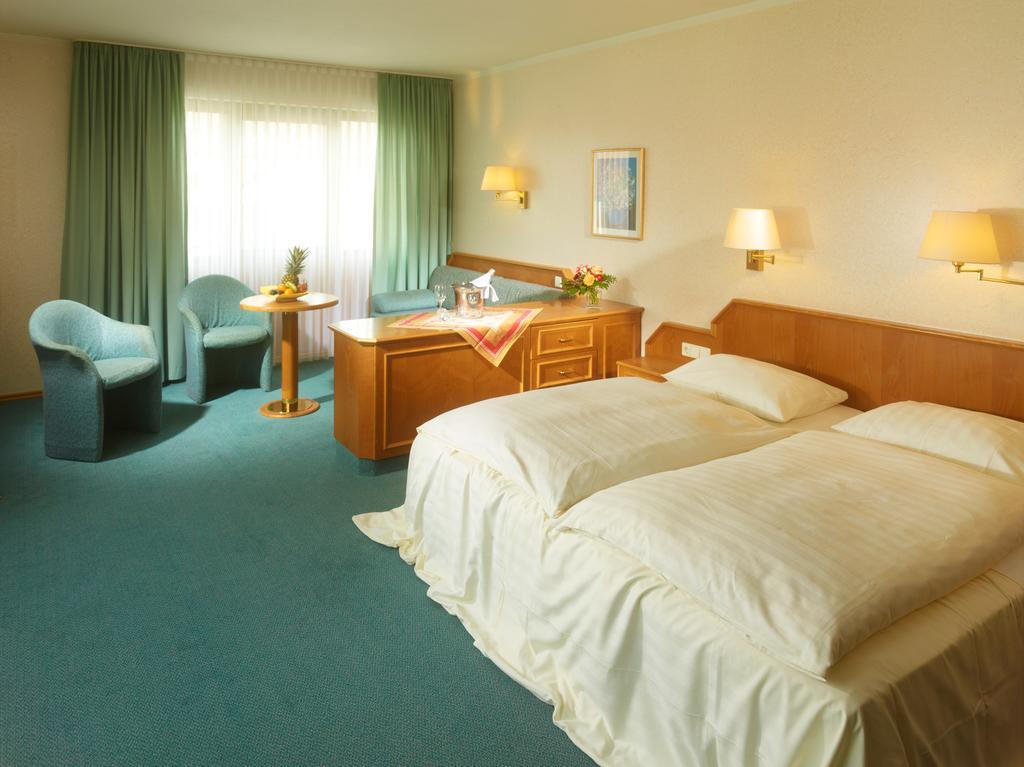 Hotel Loesch Pfaelzer Hof Romerberg Kamer foto